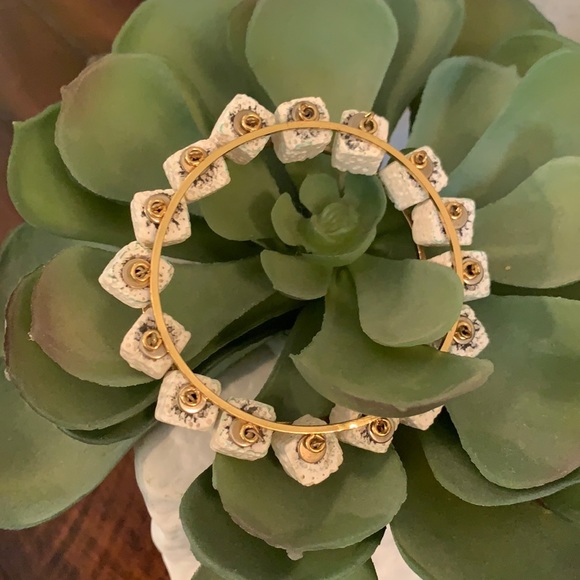 Cream lava rock bracelet - Picture 2 of 4